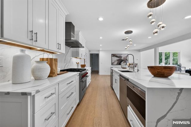 22 Glen Carl Road, Upper Saddle River, NJ 07458