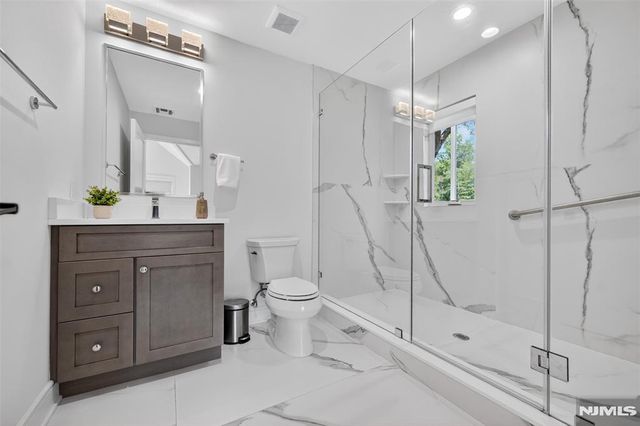 22 Glen Carl Road, Upper Saddle River, NJ 07458