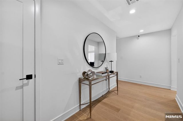 22 Glen Carl Road, Upper Saddle River, NJ 07458