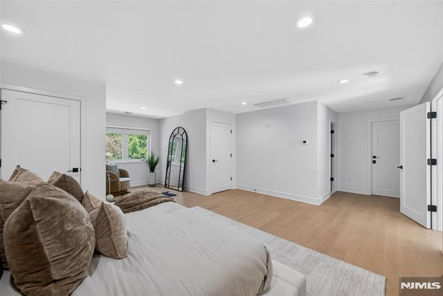 22 Glen Carl Road, Upper Saddle River, NJ 07458