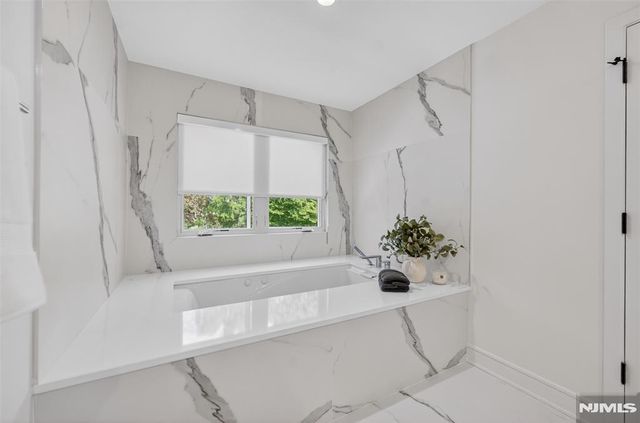22 Glen Carl Road, Upper Saddle River, NJ 07458