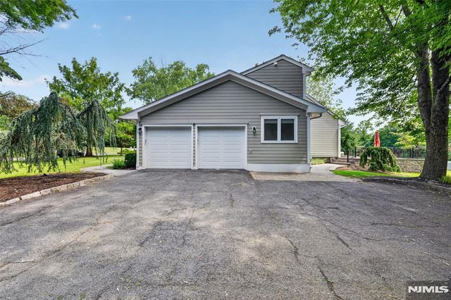 22 Glen Carl Road, Upper Saddle River, NJ 07458