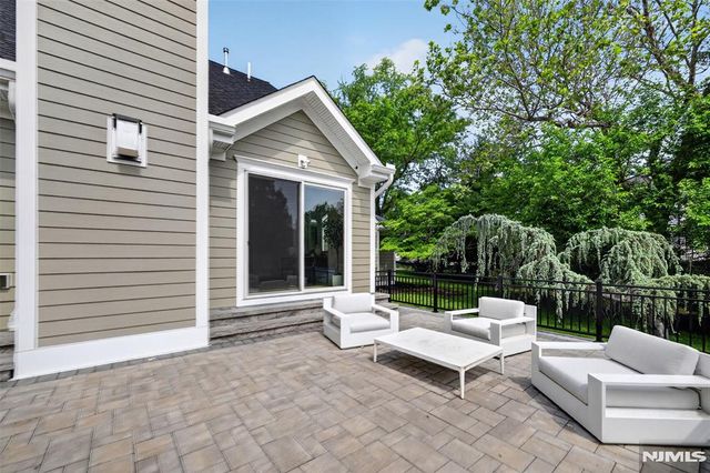 22 Glen Carl Road, Upper Saddle River, NJ 07458