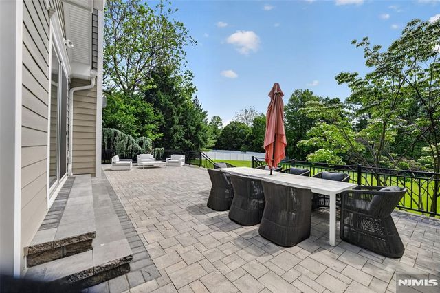 22 Glen Carl Road, Upper Saddle River, NJ 07458