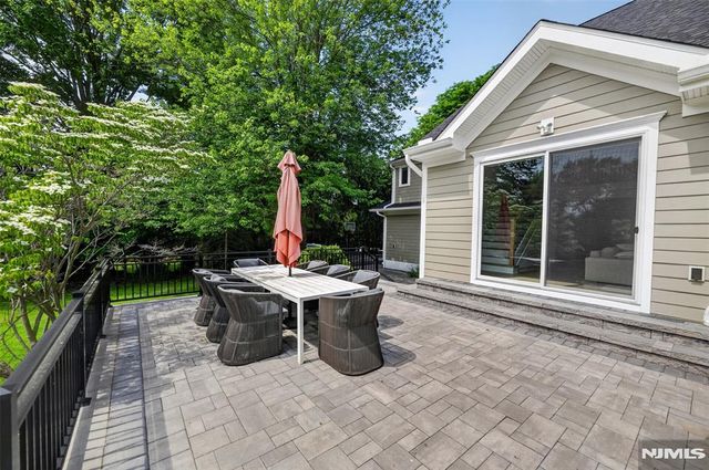22 Glen Carl Road, Upper Saddle River, NJ 07458