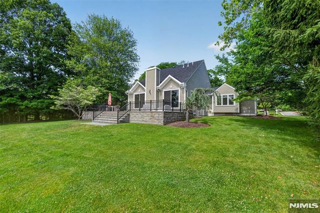 22 Glen Carl Road, Upper Saddle River, NJ 07458