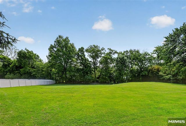 22 Glen Carl Road, Upper Saddle River, NJ 07458