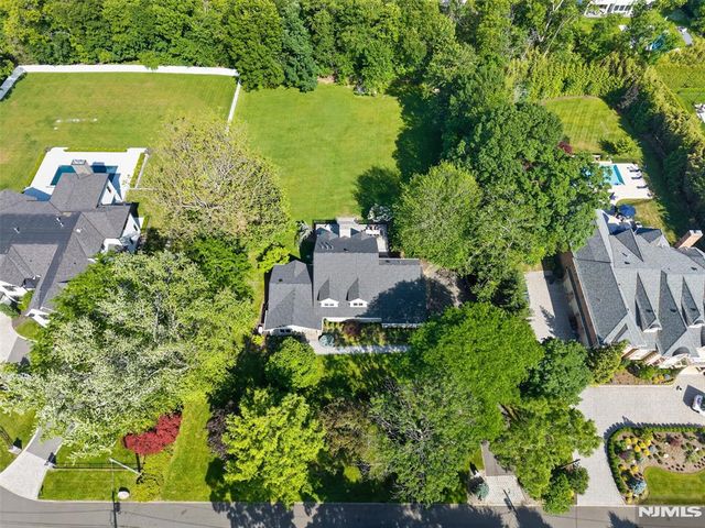 22 Glen Carl Road, Upper Saddle River, NJ 07458
