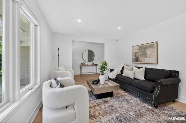22 Glen Carl Road, Upper Saddle River, NJ 07458