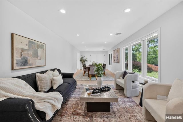 22 Glen Carl Road, Upper Saddle River, NJ 07458