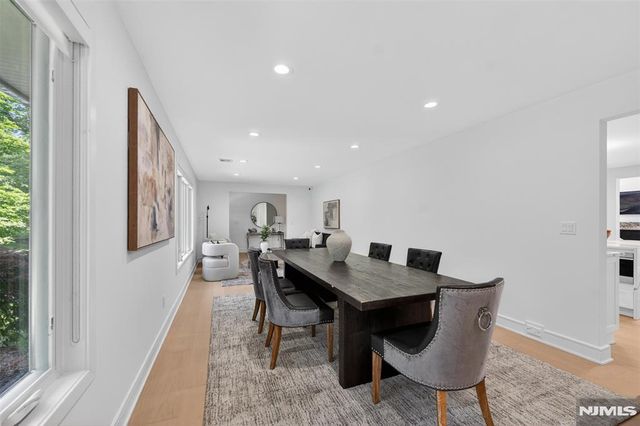 22 Glen Carl Road, Upper Saddle River, NJ 07458