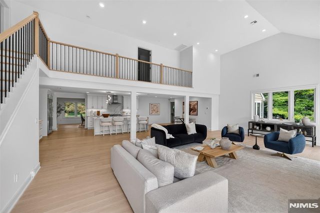 22 Glen Carl Road, Upper Saddle River, NJ 07458