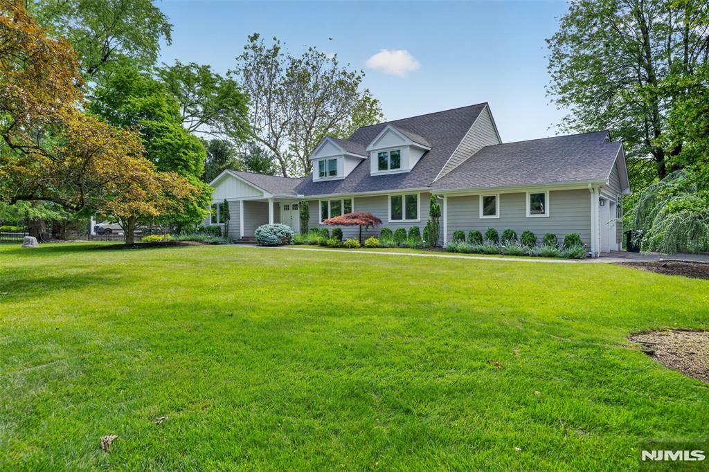22 Glen Carl Road, Upper Saddle River, NJ 07458