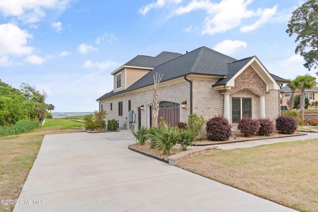 202 River Drive, Southport, NC 28461