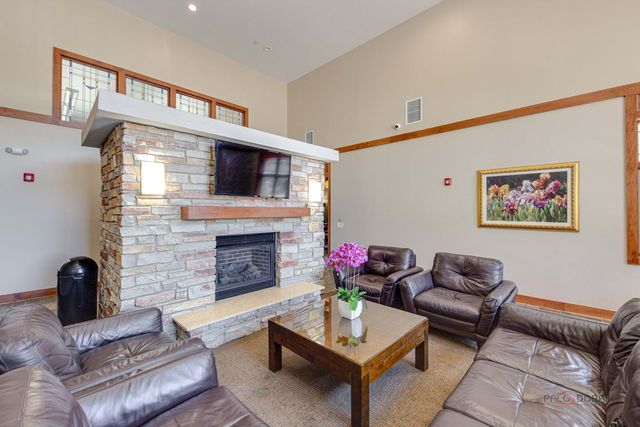 82 Prairie Court, Wheeling, IL 60090