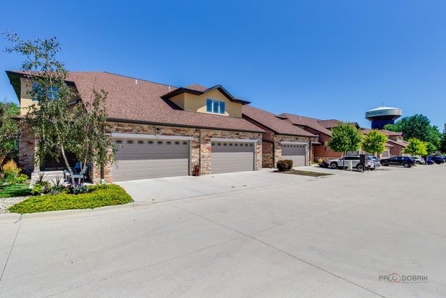 82 Prairie Court, Wheeling, IL 60090