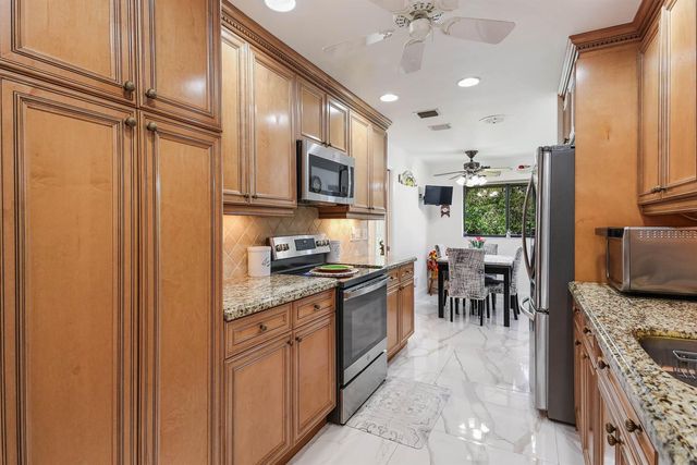6858 FOUNTAINS Circle, Lake Worth, FL 33467