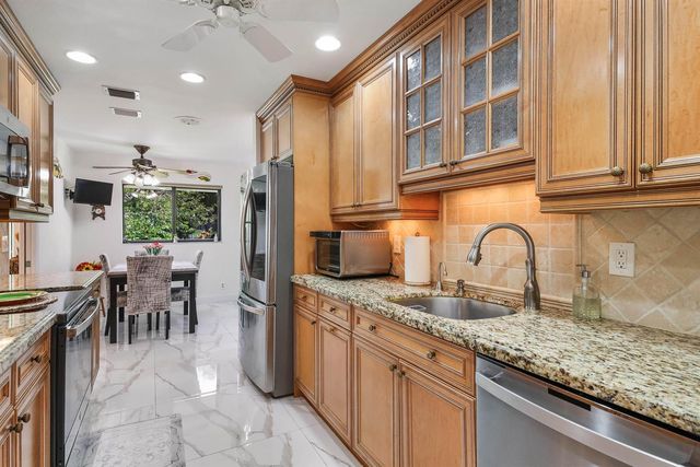 6858 FOUNTAINS Circle, Lake Worth, FL 33467