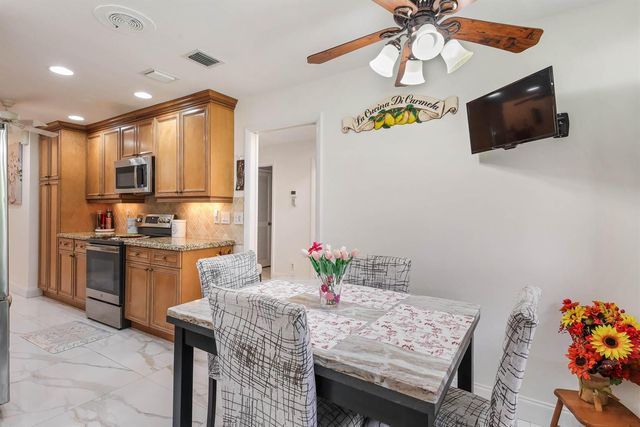 6858 FOUNTAINS Circle, Lake Worth, FL 33467