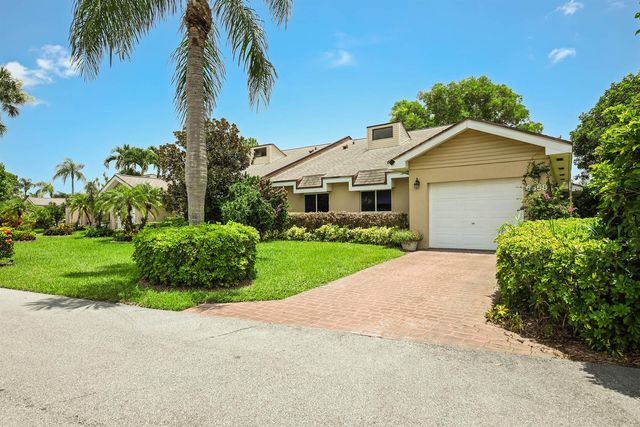 6858 FOUNTAINS Circle, Lake Worth, FL 33467