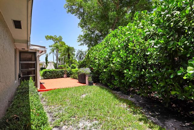 6858 FOUNTAINS Circle, Lake Worth, FL 33467