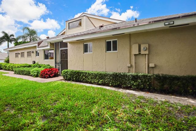 6858 FOUNTAINS Circle, Lake Worth, FL 33467