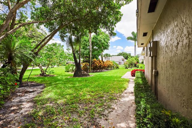6858 FOUNTAINS Circle, Lake Worth, FL 33467