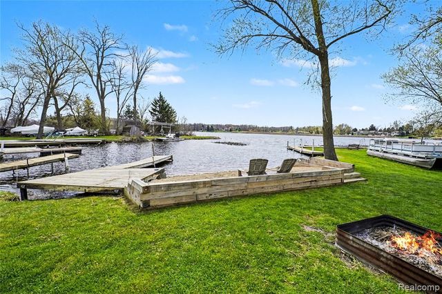 6522 Bennett Lake Road, Fenton, MI 48430