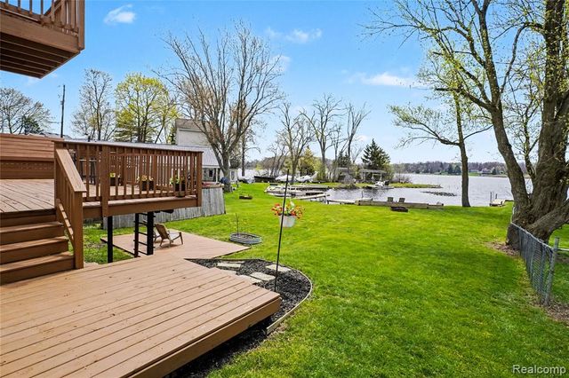 6522 Bennett Lake Road, Fenton, MI 48430