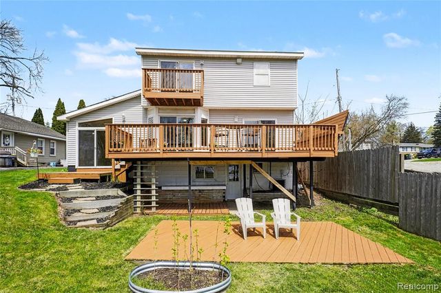 6522 Bennett Lake Road, Fenton, MI 48430