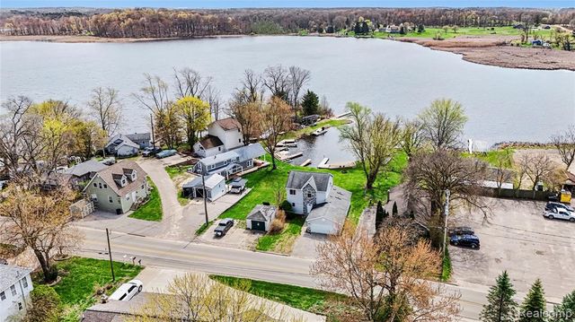 6522 Bennett Lake Road, Fenton, MI 48430