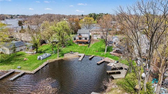 6522 Bennett Lake Road, Fenton, MI 48430