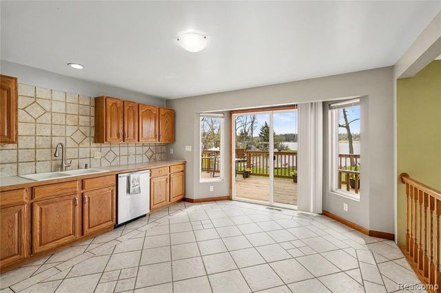 6522 Bennett Lake Road, Fenton, MI 48430