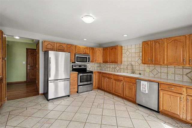 6522 Bennett Lake Road, Fenton, MI 48430