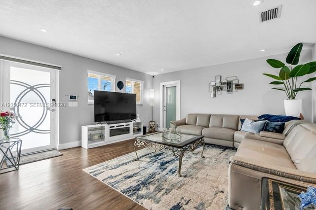 6481 SW 13th St, Plantation, FL 33317