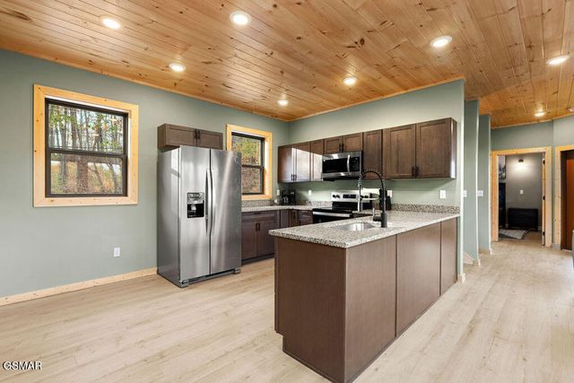 1857 Beach Front Drive, Sevierville, TN 37876