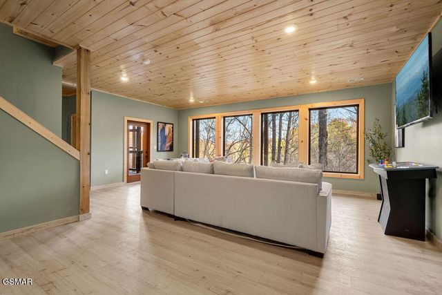 1857 Beach Front Drive, Sevierville, TN 37876