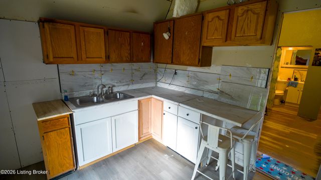 3319 Farnsley Rd, Louisville, KY 40216