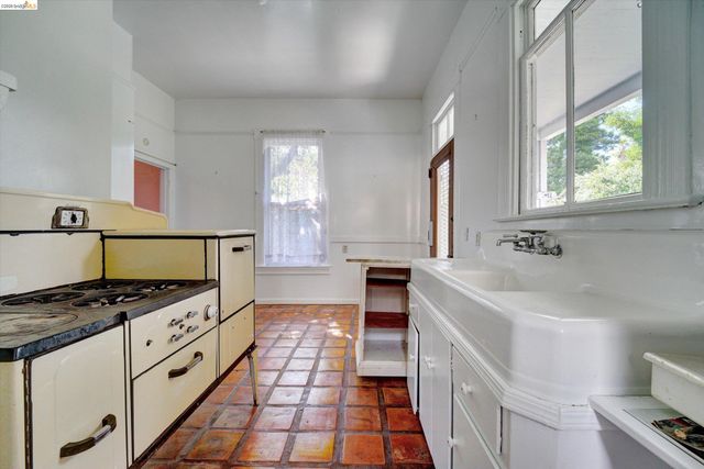 2009 Berkeley Way, Berkeley, CA 94704
