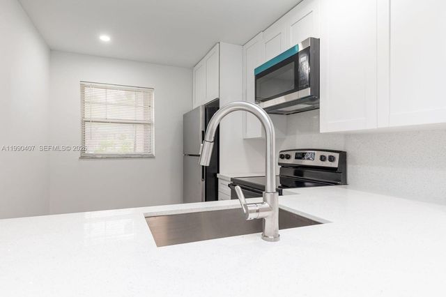 10330 NW 8th St 104, Pembroke Pines, FL 33026