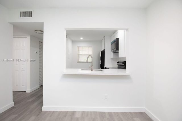 10330 NW 8th St 104, Pembroke Pines, FL 33026