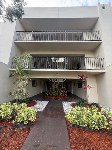 5220 Las Verdes Circle 108, Delray Beach, FL 33484