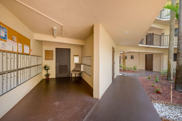 5220 Las Verdes Circle 108, Delray Beach, FL 33484