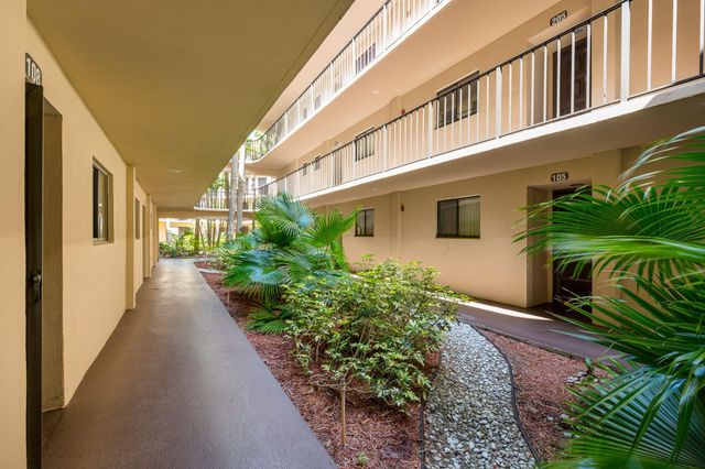 5220 Las Verdes Circle 108, Delray Beach, FL 33484