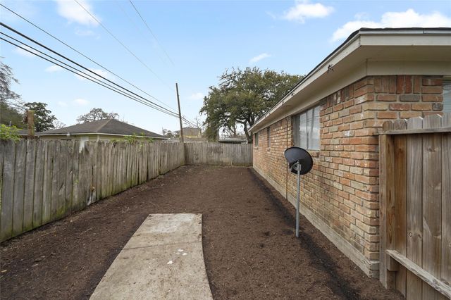 904 Ellena Road 16, Houston, TX 77076