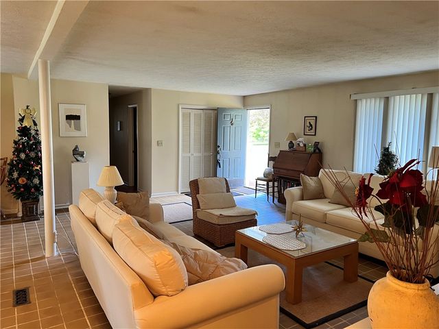 19 E Greenville Dr, Greenville Boro, PA 16125