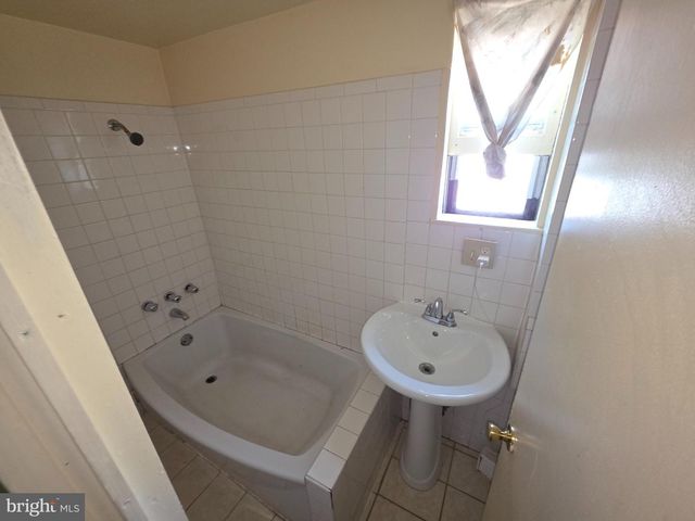 1142 CHESTNUT ST, Darby, PA 19023