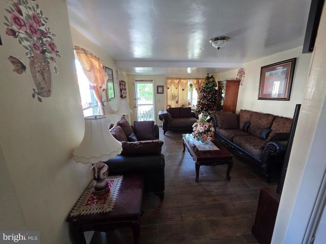 1142 CHESTNUT ST, Darby, PA 19023