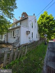 1142 CHESTNUT ST, Darby, PA 19023