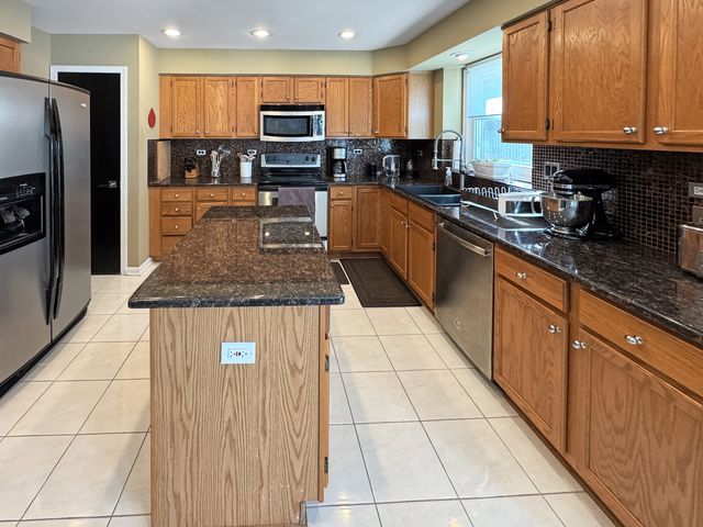 324 Chesapeake Lane, Bloomingdale, IL 60108